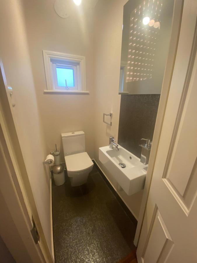 لندن Private Rooms In Excellent Family House ,Zone 2 المظهر الخارجي الصورة